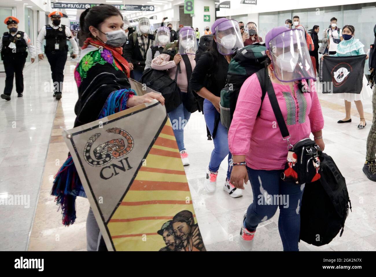Die 421. Staffel der Zapatistischen Armee der Nationalen Befreiung (EZLN) kam auf dem Internationalen Flughafen von Mexiko an, um über die Situation des Kampfes zu berichten und sich mit verschiedenen sozialen und populären Kollektiven des alten Kontinents zu treffen. Am 11. September 2021 In Mexiko-Stadt, Mexiko. (Foto von Luis Barron / Eyepix Group) Stockfoto