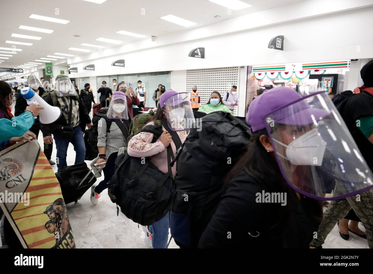 Die 421. Staffel der Zapatistischen Armee der Nationalen Befreiung (EZLN) kam auf dem Internationalen Flughafen von Mexiko an, um über die Situation des Kampfes zu berichten und sich mit verschiedenen sozialen und populären Kollektiven des alten Kontinents zu treffen. Am 11. September 2021 In Mexiko-Stadt, Mexiko. (Foto von Luis Barron / Eyepix Group) Stockfoto