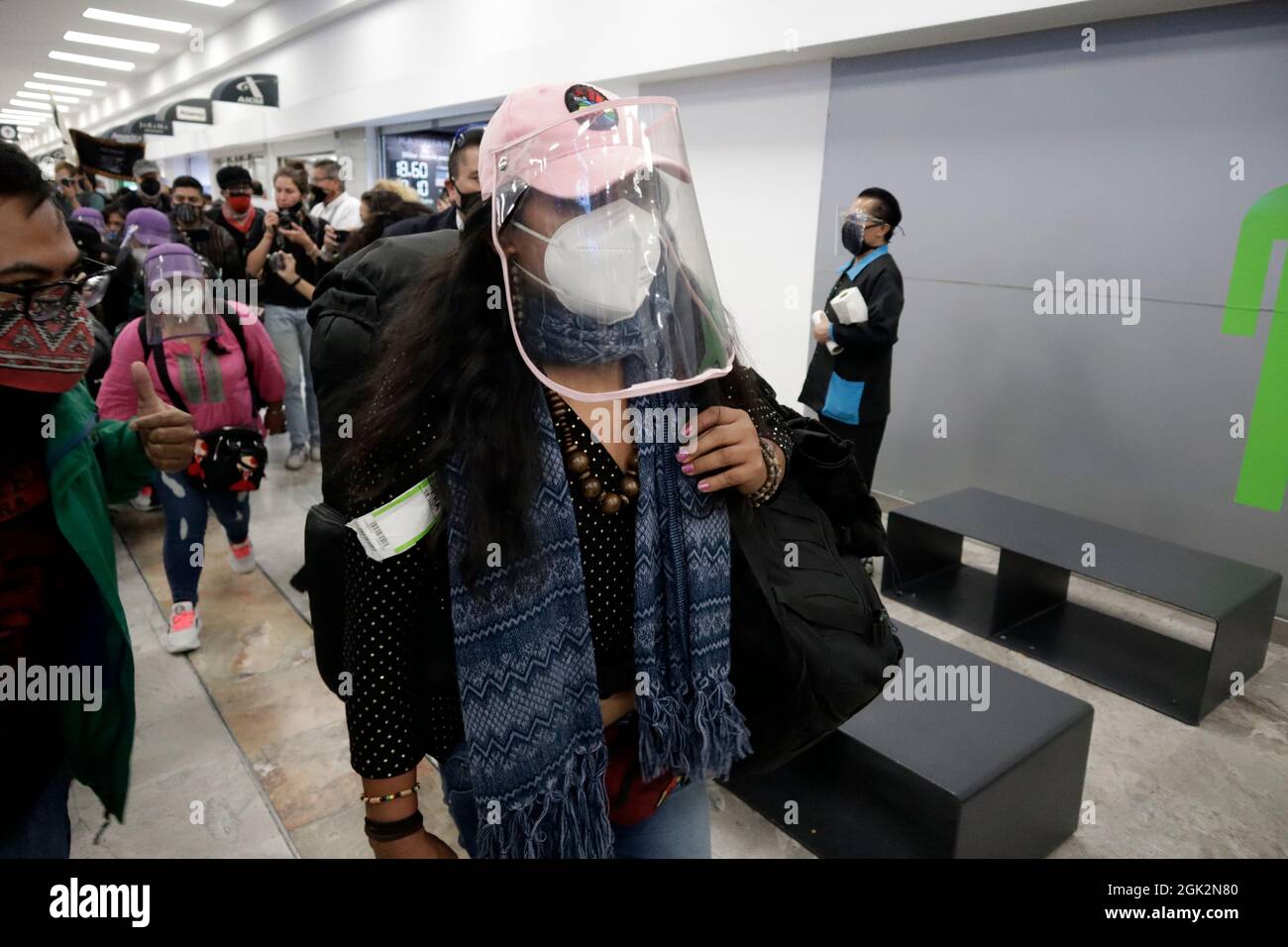 Die 421. Staffel der Zapatistischen Armee der Nationalen Befreiung (EZLN) kam auf dem Internationalen Flughafen von Mexiko an, um über die Situation des Kampfes zu berichten und sich mit verschiedenen sozialen und populären Kollektiven des alten Kontinents zu treffen. Am 11. September 2021 In Mexiko-Stadt, Mexiko. (Foto von Luis Barron / Eyepix Group) Stockfoto