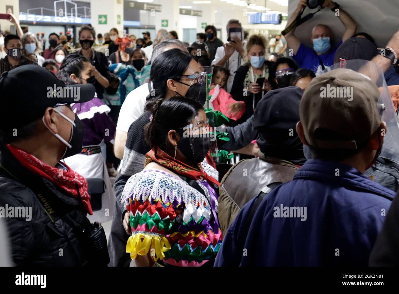 Die 421. Staffel der Zapatistischen Armee der Nationalen Befreiung (EZLN) kam auf dem Internationalen Flughafen von Mexiko an, um über die Situation des Kampfes zu berichten und sich mit verschiedenen sozialen und populären Kollektiven des alten Kontinents zu treffen. Am 11. September 2021 In Mexiko-Stadt, Mexiko. (Foto von Luis Barron / Eyepix Group) Stockfoto