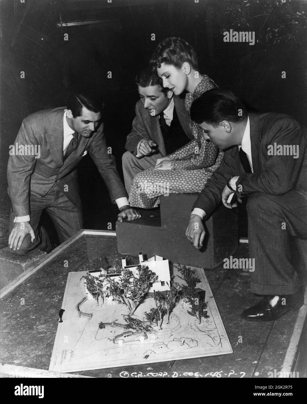 CARY GRANT RONALD COLMAN JEAN ARTHUR und Regisseur GEORGE STEVENS studieren ein Set Model am Set offen während der Dreharbeiten zum TALK OF THE TOWN 1942 Regie GEORGE STEVENS Story Sidney Harmon Adaption Dale Van jedes Drehbuch Irwin Shaw und Sidney Buchman Musik Frederick Hollander Columbia Pictures Stockfoto
