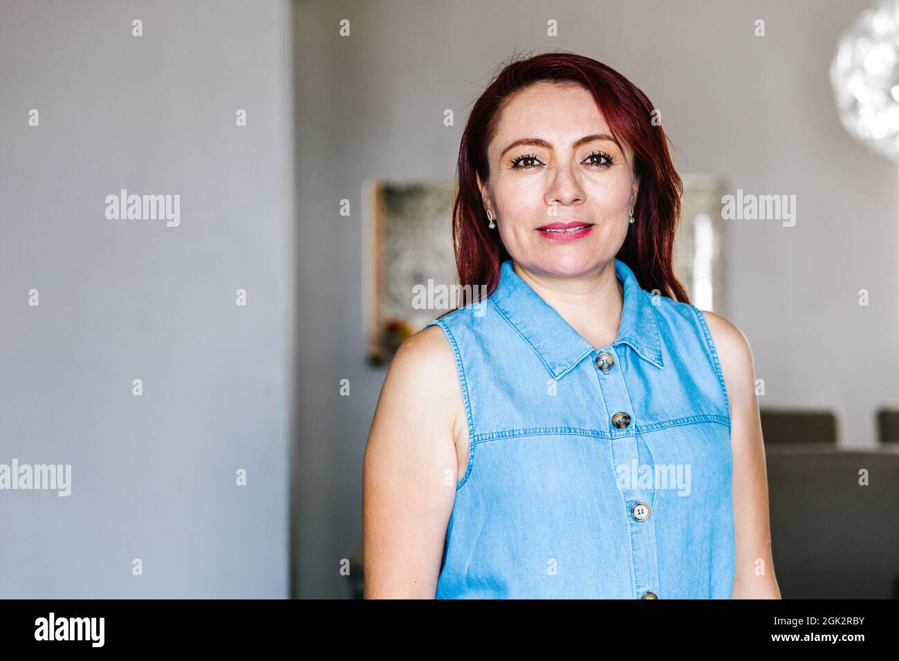 Porträt einer hispanischen Frau mittleren Alters zu Hause in Lateinamerika Stockfoto