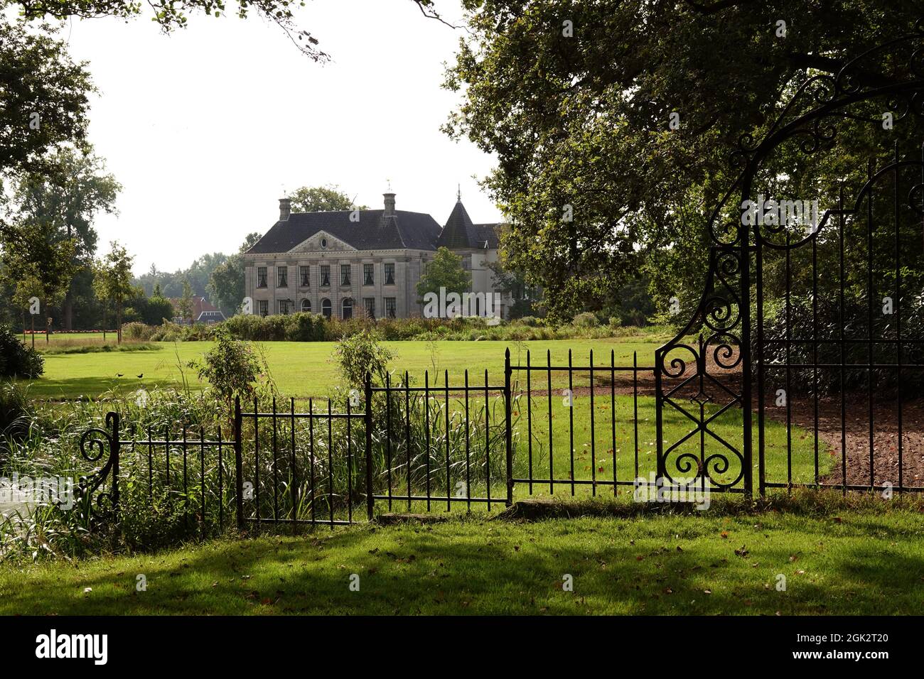 Denekamp, Niederlande - Sept 12 2021 das stattliche Herrenhaus Singraven mit neoklassizistischer Fassade ist Teil eines Landguts mit einer sehr langen Geschichte Stockfoto