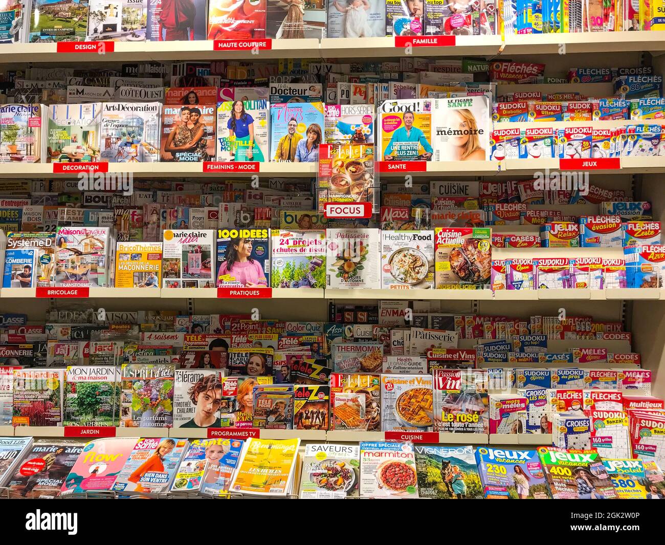 Bordeaux , Aquitaine Frankreich - 09 10 2021, inneneinrichtung eines französischen Presseladens mit Zeitschriften- und Zeitungsdruckmaschinen in den Regalen Stockfoto