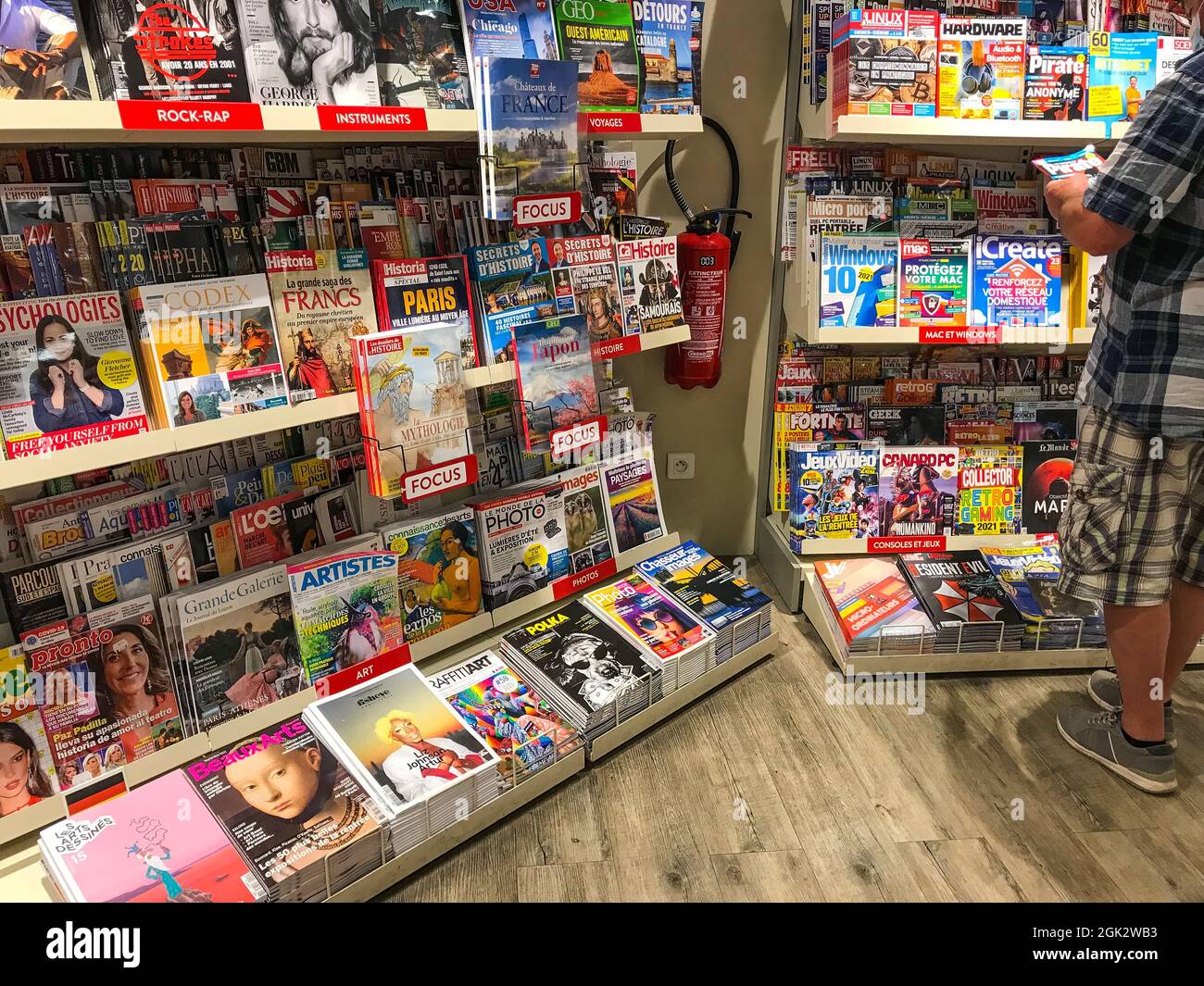 Bordeaux , Aquitaine Frankreich - 09 10 2021, inneneinrichtung eines französischen Presseladens mit Zeitschriften- und Zeitungsdruckmaschinen in den Regalen Stockfoto