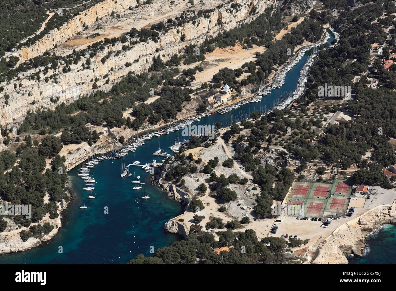 FRANKREICH BOUCHES-DU-RHONE (13) FELSENEINLAUF VON PORT-MIOU, IN DER NÄHE VON CASSIS. Stockfoto