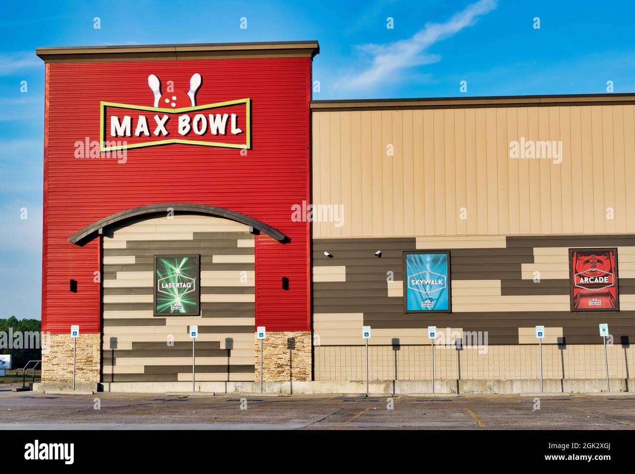 Humble, Texas USA 11-06-2019: Außenansicht von Max Bowl in Humble, TX. Stockfoto