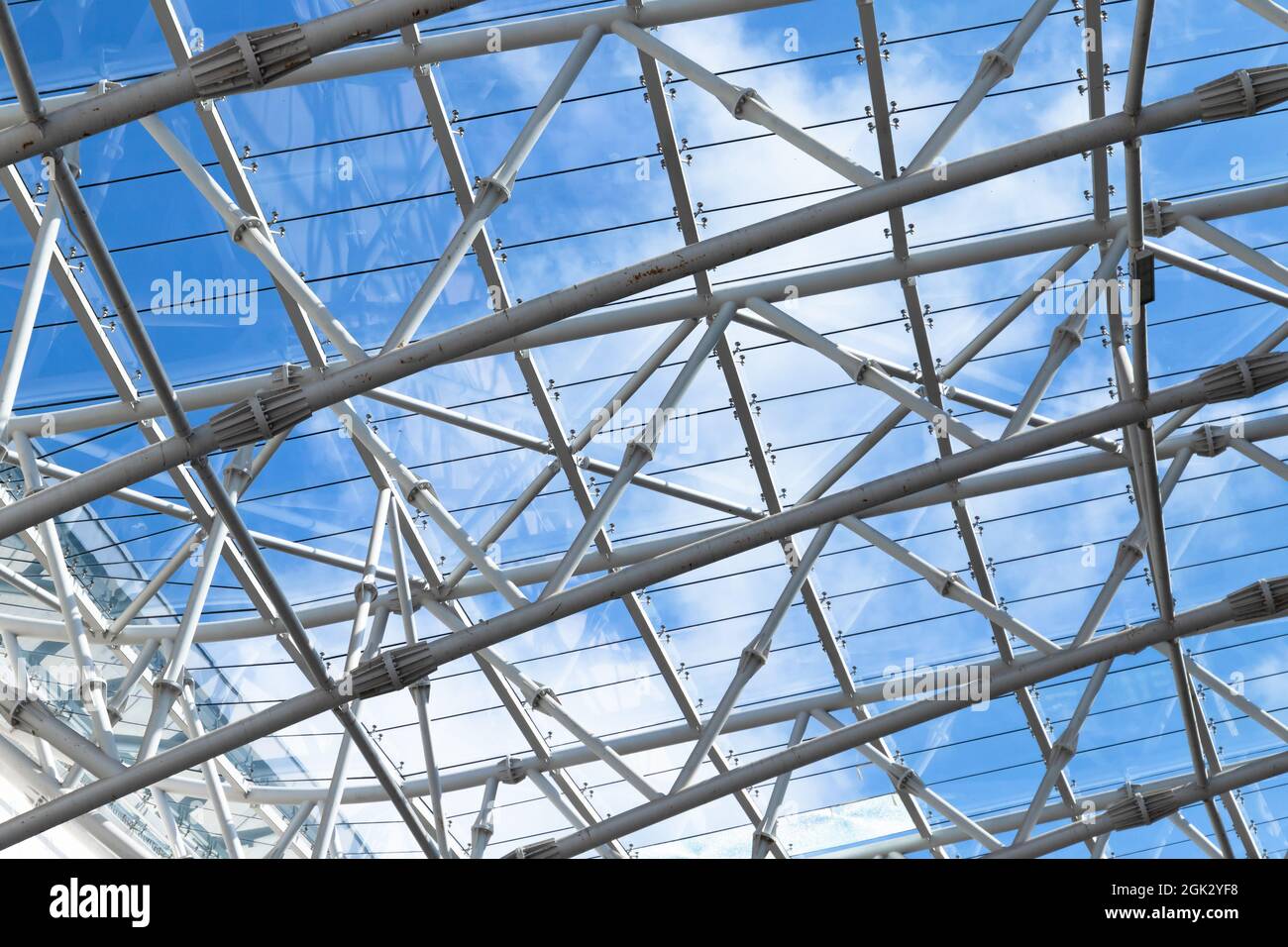 Abstrakte zeitgenössische Architektur Hintergrund, Struktur eines Glasdachs mit Metallrahmen Stockfoto