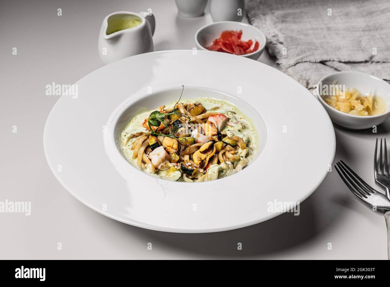 Pasta mit Meeresfrüchten. Traditionelle italienische Spaghetti mit Garnelen, Muscheln und Tintenfisch mit einer würzigen Sauce. Mediterrane Küche. Speicherplatz kopieren Stockfoto