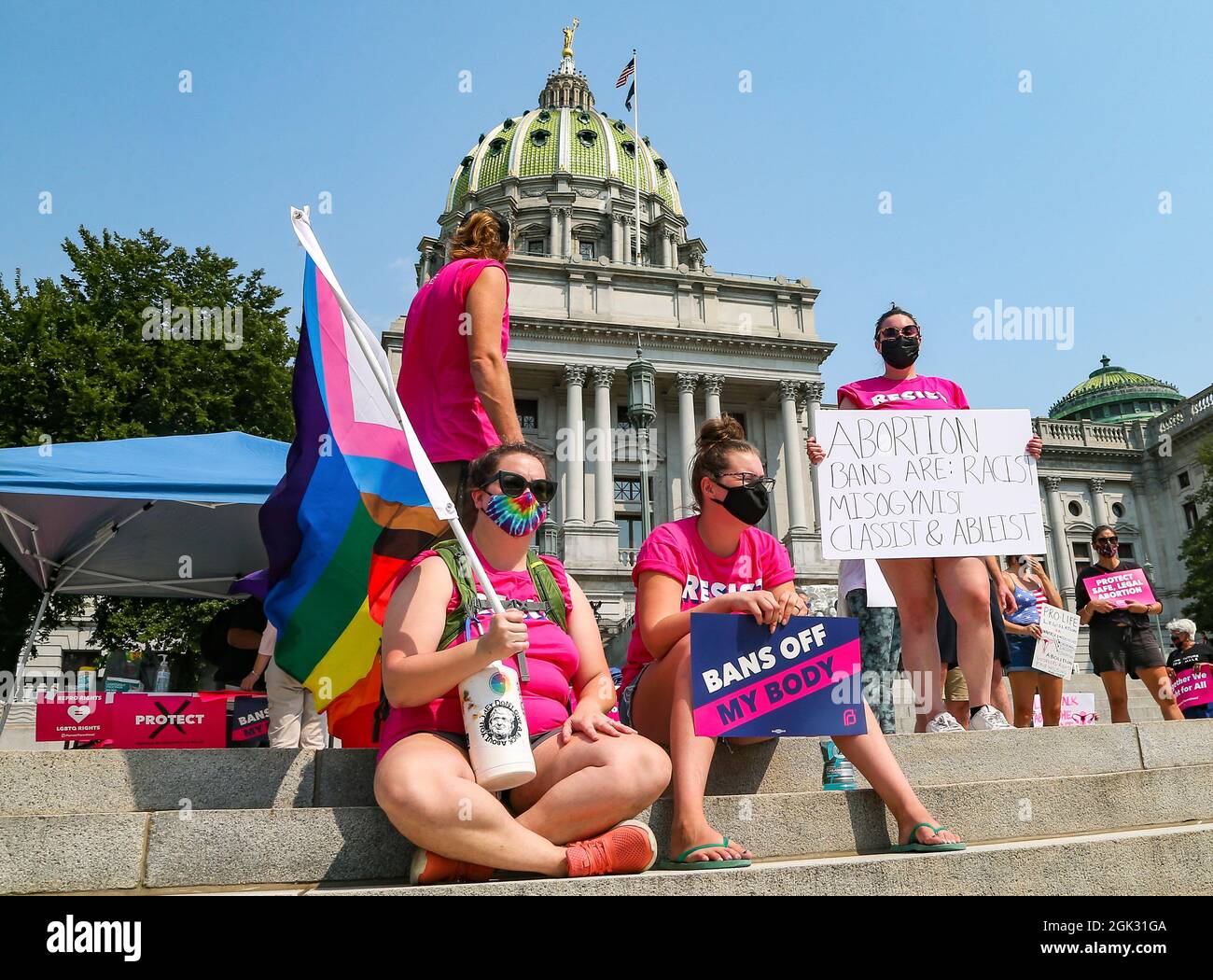 Harrisburg, Usa. September 2021. Während der Kundgebung für Reproduktionsrechte halten Demonstranten Plakate vor dem Pennsylvania State Capitol. Die Kundgebung wurde organisiert, nachdem sich der Oberste Gerichtshof der Vereinigten Staaten geweigert hatte, ein texanische Gesetz zu blockieren, das fast alle Abtreibungen verbietet. Kredit: SOPA Images Limited/Alamy Live Nachrichten Stockfoto