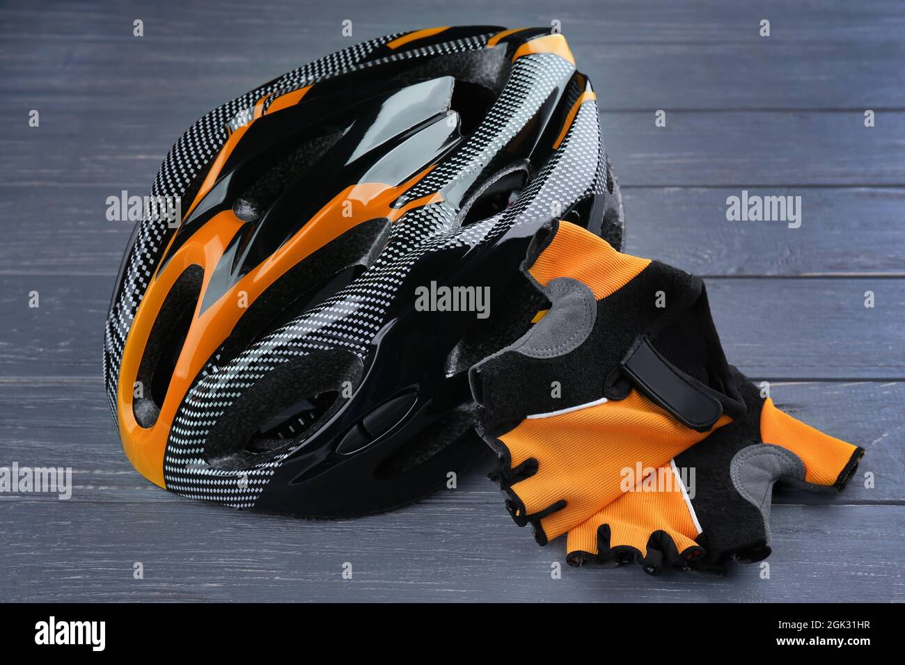 Fahrradhelm und Handschuhe auf Holzhintergrund Stockfotografie - Alamy