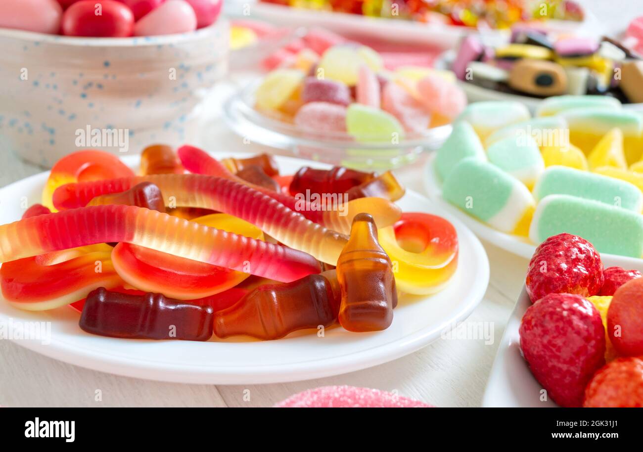 Viele verschiedene bunte leckere Kauartikel mit Fruchtaromen. Nahaufnahme Stockfoto