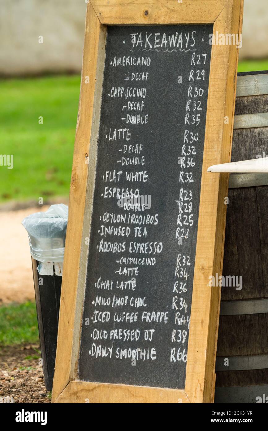 Speisen zum Mitnehmen oder Getränke auf einer Tafel oder Tafel im Freien in einem Café oder Deli in Südafrika Stockfoto