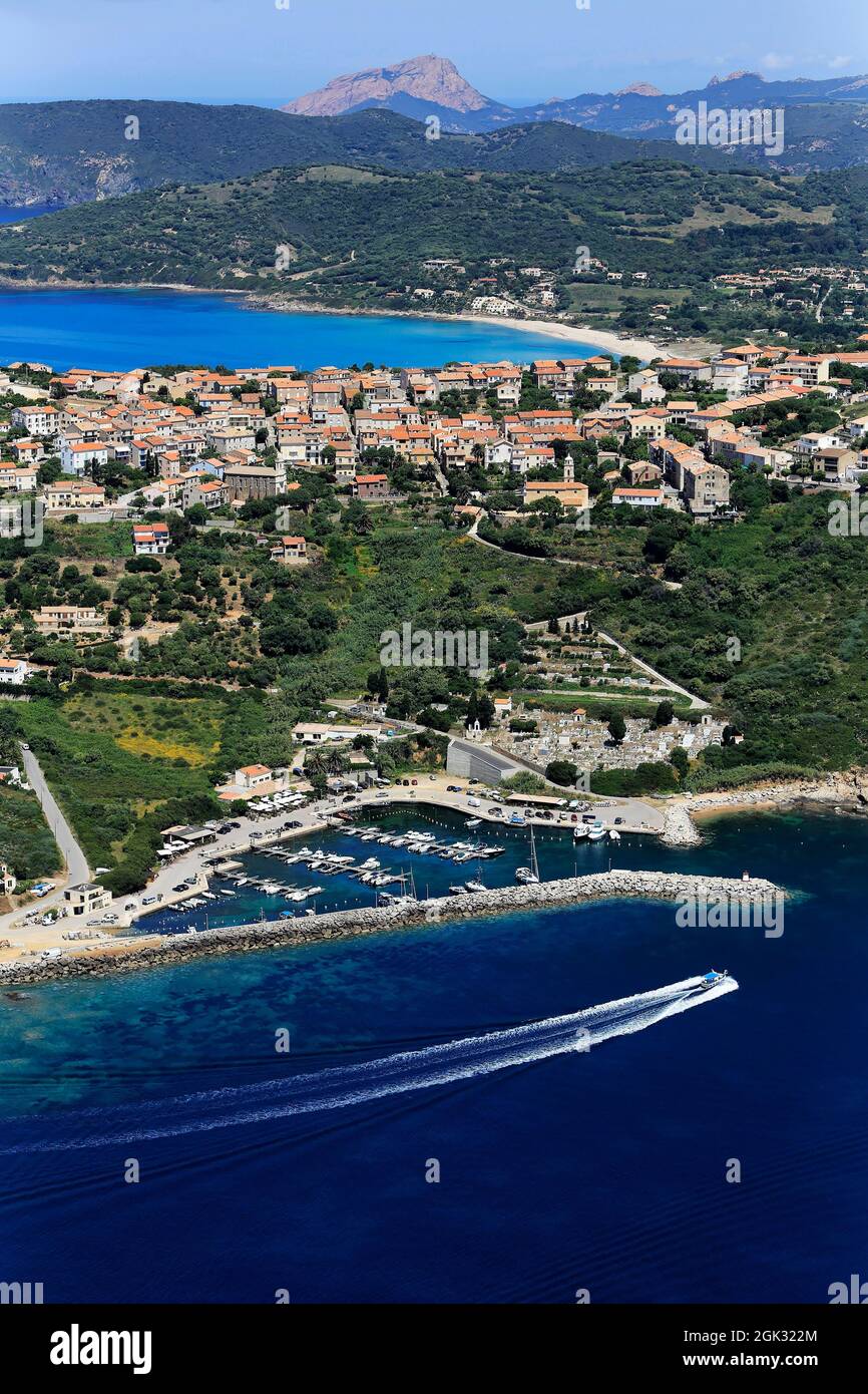 FRANKREICH.CORSE-DU-SUD (2A) CARGESE. DER HAFEN UND DAS DORF MIT SEINEN ZWEI KIRCHEN. IM HINTERGRUND DER PERP-STRAND UND DER CAPO ROSSO. ANTENNE VIE Stockfoto