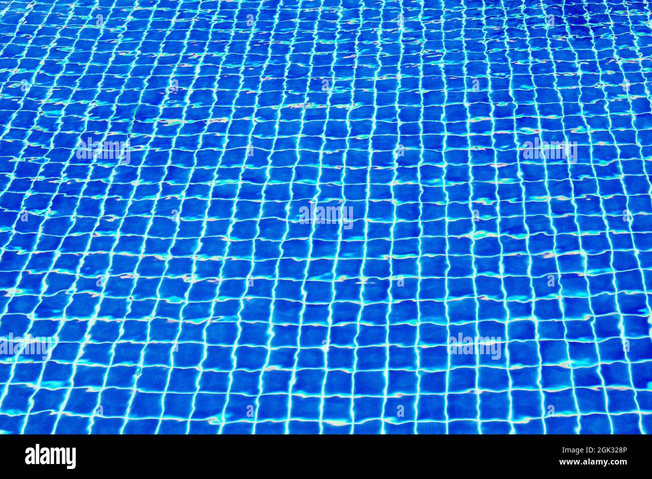 Swimmingpool Oberfläche Textur Nahaufnahme Draufsicht, blauer Wasser Hintergrund, Laugen Welligkeit, Schwimmbad gefliest unten Hintergrund, Meer Strand Sommerurlaub Stockfoto