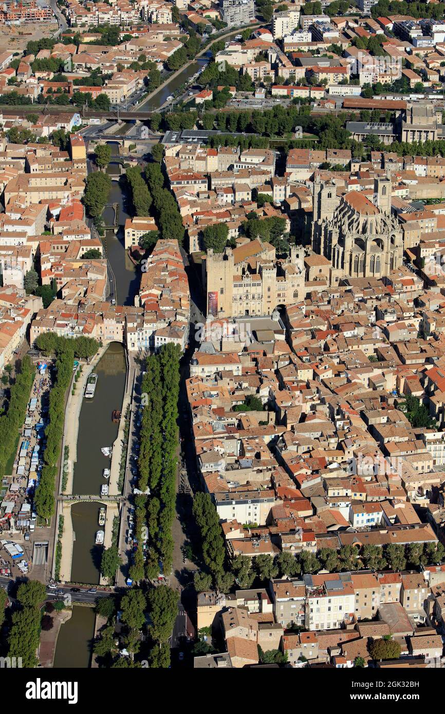 FRANKREICH (AUDE) NARBONNE, DAS HISTORISCHE ZENTRUM. DER KANAL UND DER MARKT. DIE KATHEDRALE SAINT JUST UND DAS PALAIS DES ARCHEVEQUES. LUFTAUFNAHME Stockfoto