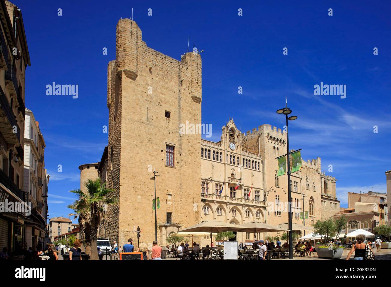 FRANKREICH (AUDE). DAS HISTORISCHE ZENTRUM. DER 'PALAIS DES ARCHEVEQUES', IN DER NÄHE DES RATHAUSES Stockfoto