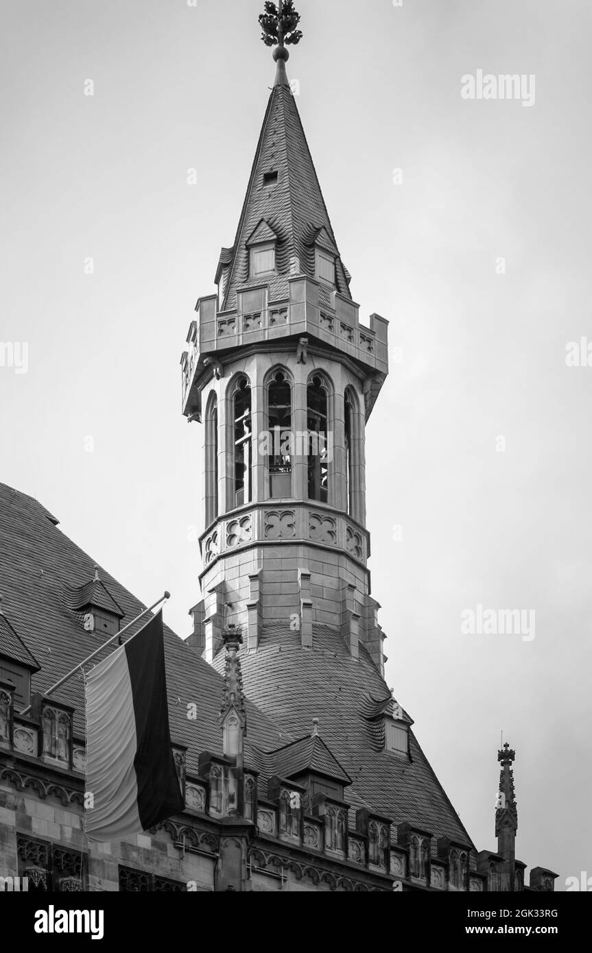 AACHEN, DEUTSCHLAND. 04. OKTOBER 2020. Wunderschöne Gebäude am Marktplatz. Traditionelle Architektur Stockfoto