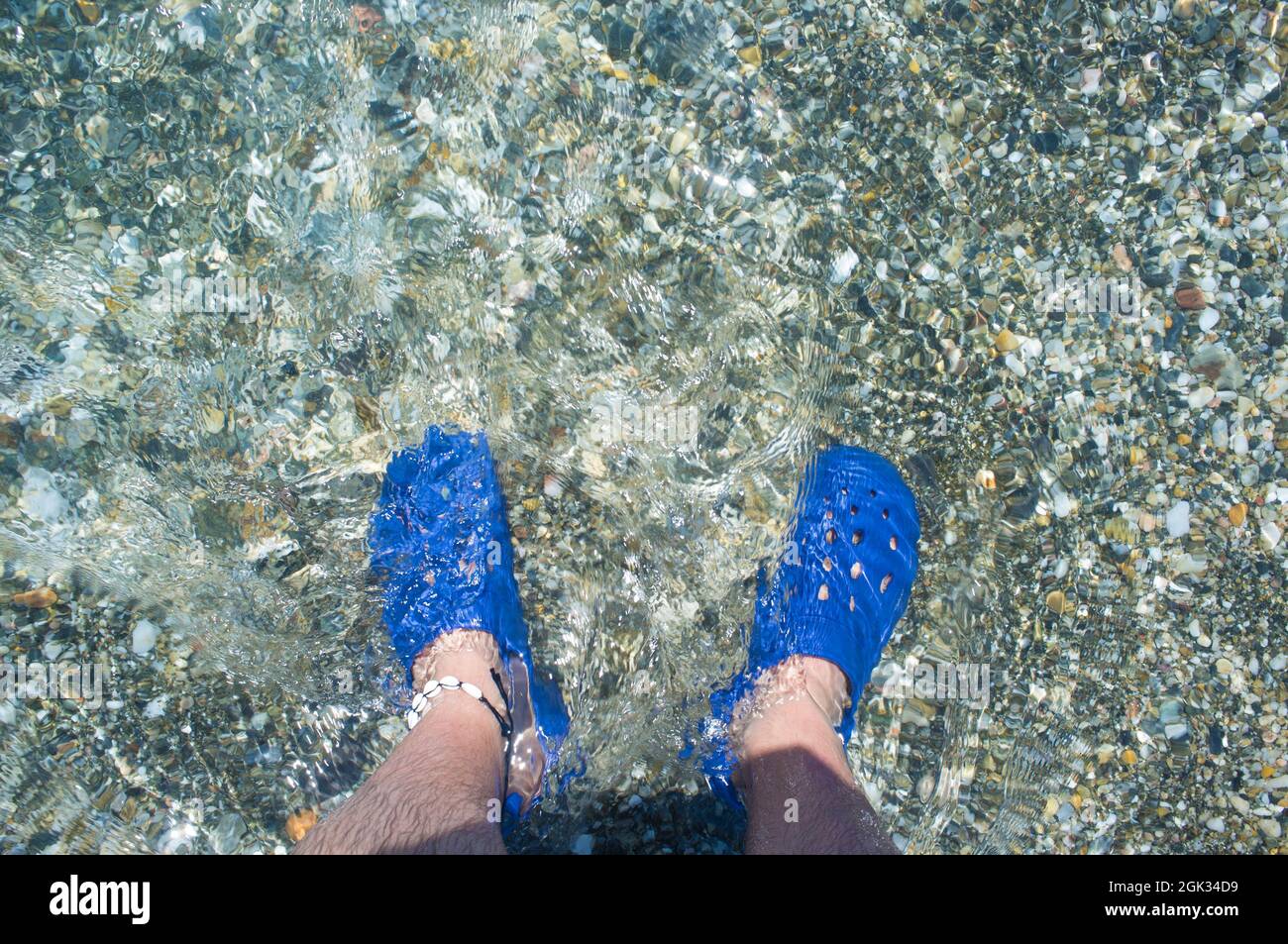 Männer tragen blaue Clogs am Strand. Selektiver Fokus Stockfoto
