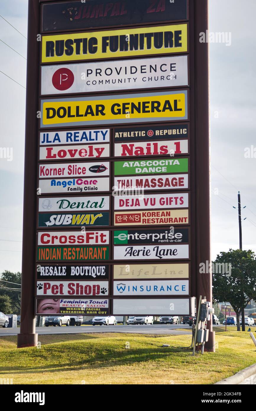 Humble, Texas USA 11-20-2019: Vertikaler Wegweiser, der viele lokale Unternehmen in einem Einkaufszentrum in Humble, TX, anwirbt. Stockfoto