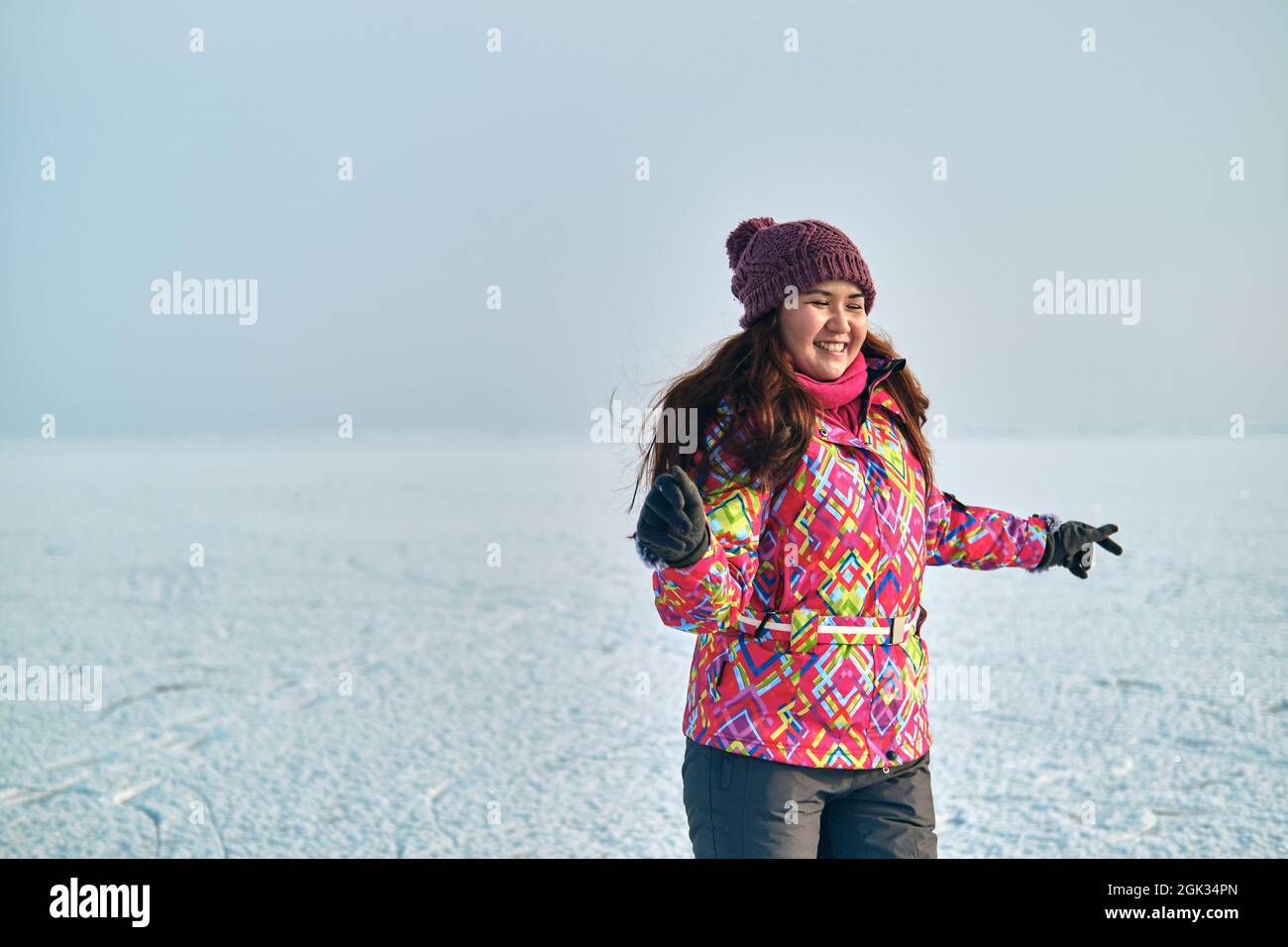 Outdoor-Aktivitäten im Winter, Eislaufen für Frauen auf einem gefrorenen See Stockfoto