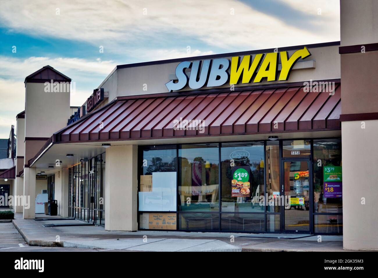 Humble, Texas USA 11-20-2019: Außenansicht der Subway-Kette in Humble, TX. Stockfoto