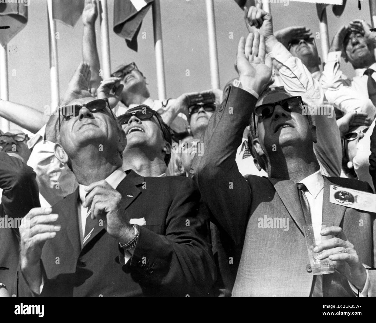 Inmitten einer Menge anderer Zuschauer beobachten US-Vizepräsident Spiro T. Agnew (rechts) und der ehemalige US-Präsident Lyndon B. Johnson das brüllende Saturn V-Fahrzeug, das die bemannte Raumsonde Apollo 11 in die riesigen Weltregionen trägt. Auf einer Flugbahn zum Mond hob das Schiff am 16. Juli 1969 von der Startrampe 39 im Kennedy Space Flight Center (KSC) ab. Stockfoto