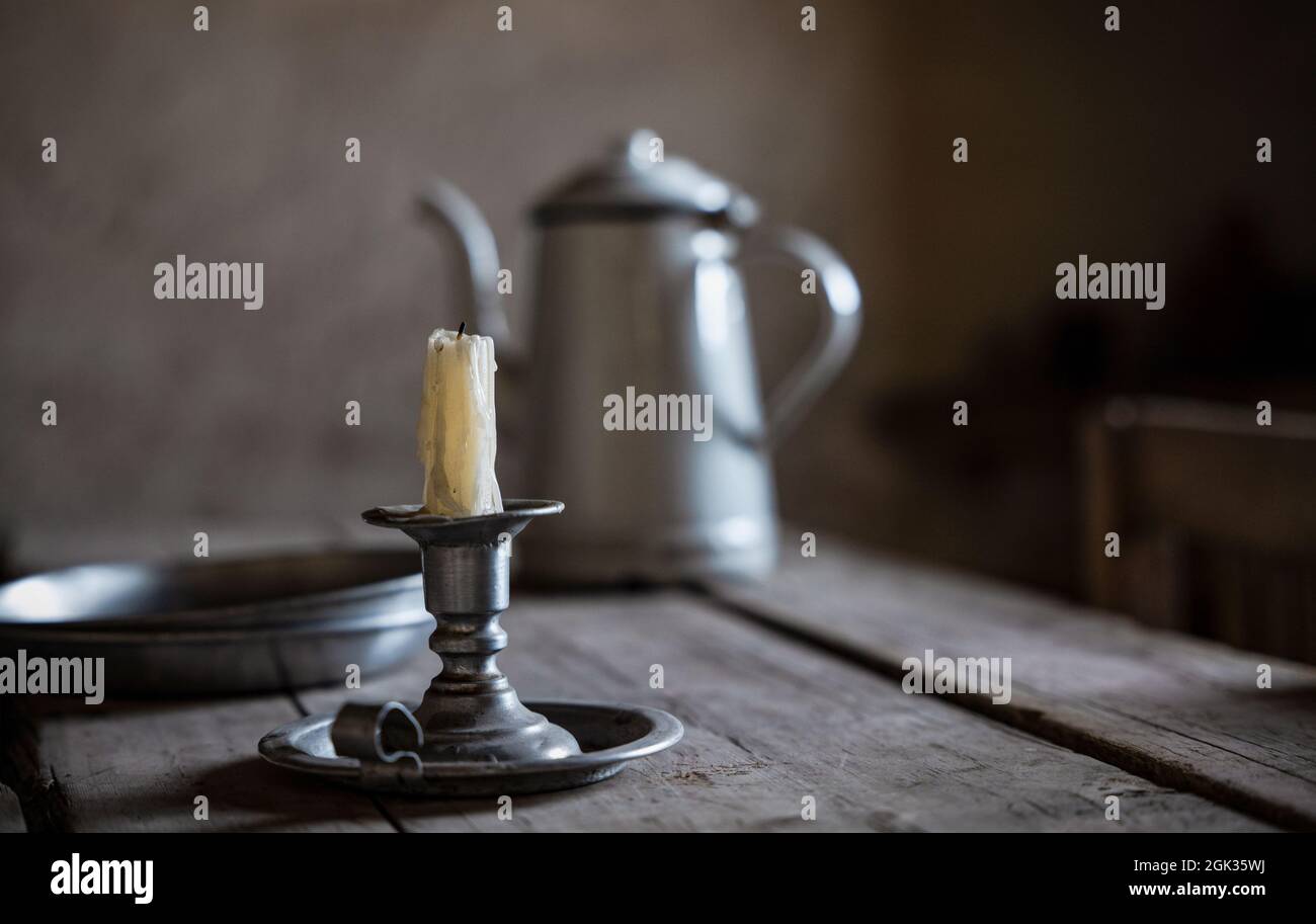 Alter Kerzenhalter auf Holztisch Stockfoto