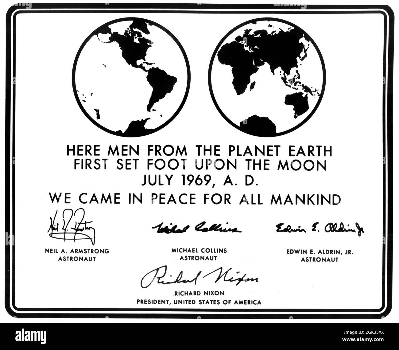 (Juli 1969) --- Dies ist eine Nachbildung der Gedenktafel, die die Apollo-11-Astronauten zum Gedenken an das historische Ereignis auf dem Mond hinterlassen werden. Die Plaque ist aus Edelstahl gefertigt, neun mal sieben und fünf Achtel Zoll groß und ein Sechzehntel Zoll dick. Die Plakette wird an der Leiter der Fahrwerksstrebe auf der Abstiegsstufe der Apollo 11 Lunar Module (LM) befestigt. Die Plaque wird während des Fluges mit einem dünnen Edelstahlblech bedeckt, das auf der Mondoberfläche entfernt wird. Stockfoto