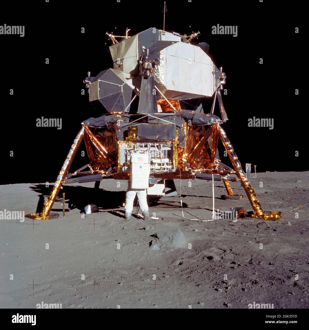 (20. Juli 1969) --- Astronaut Edwin E. Aldrin Jr., Mondmodulpilot, bereitet sich darauf vor, das frühe Apollo Scientific Experiments Package (EASEP) während der Apollo 11-Mondoberfläche-Extravehicular-Aktivität (EVA) einzusetzen. Astronaut Neil A. Armstrong, Kommandant, machte dieses Bild mit einer 70mm-Mondoberflächenkamera. Während des Fluges wird das EASEP im wissenschaftlichen Geräteraum der Mondlandefähre (LM) im linken Jahresquadranten der Abstiegsstufe verstauen und blickt nach vorne. Aldrin entfernt das EASEP aus seiner verstauten Position Stockfoto