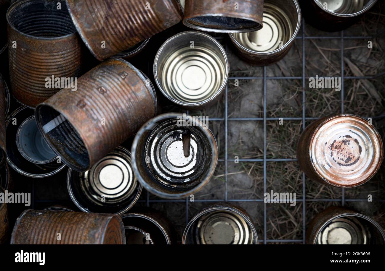 Nahaufnahme einer Gruppe alter Blechdosen Stockfoto