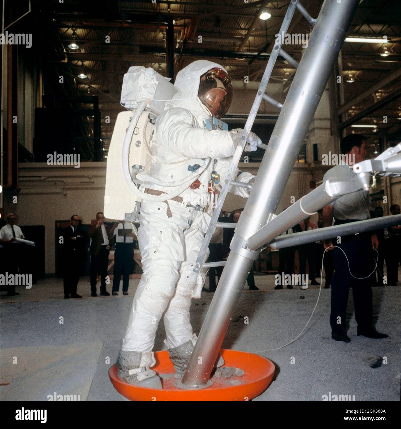 (18. April 1969) --- der geeignete Astronaut Neil A. Armstrong, der eine Extravehicular Mobility Unit (EMU) trägt, nimmt am 18. April 1969 an der Schulung zur Simulation der Mondoberfläche in Gebäude 9, Manned Spacecraft Center (MSC) Teil. Armstrong ist der Hauptbesatzungskommandeur der Mondlandemission Apollo 11. Hier steht er auf dem Mockup-Fußpolster der Mondlandefähre (LM) und bereitet sich auf den Aufstieg vor Stockfoto