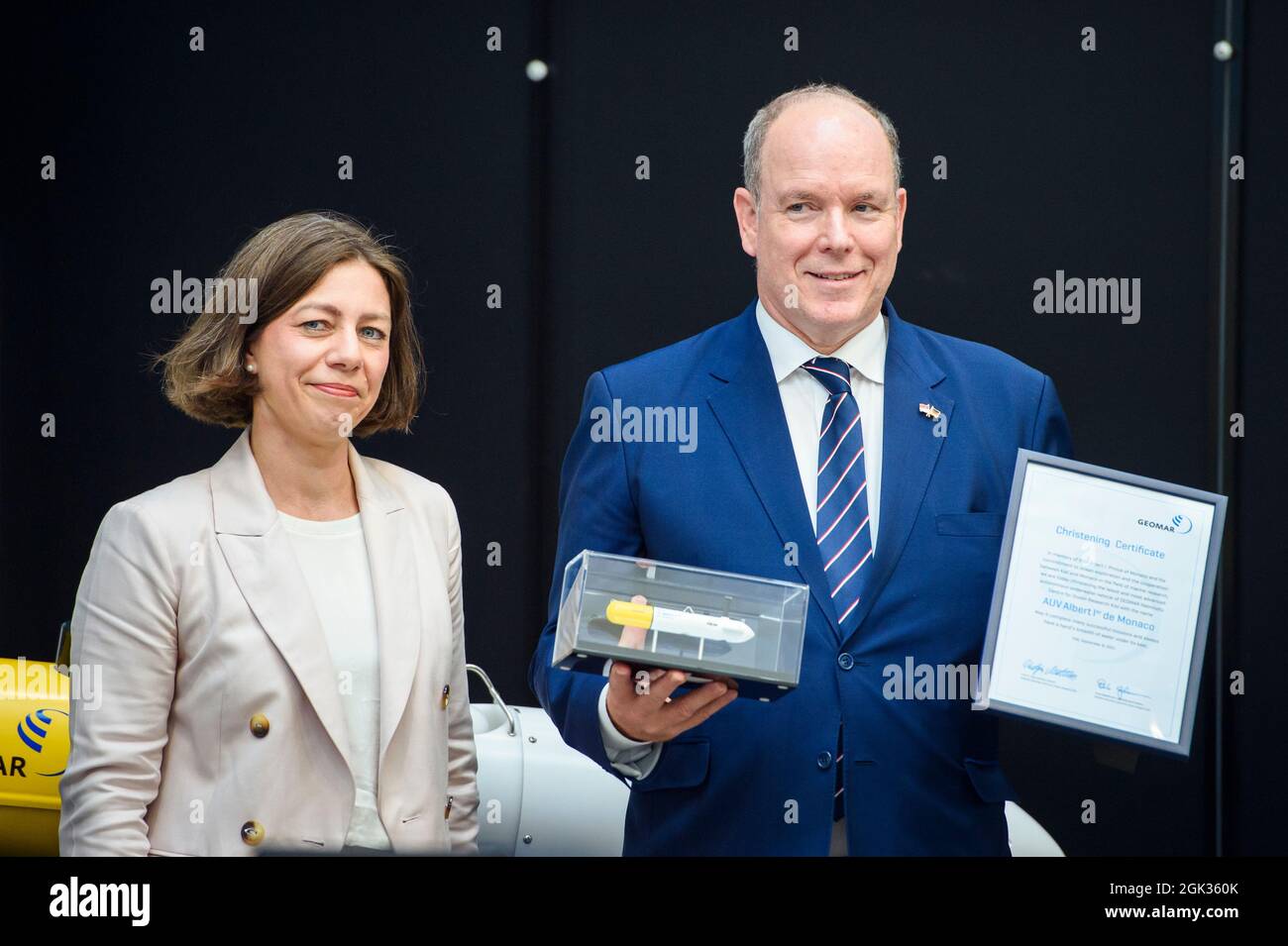 Kiel, Deutschland. September 2021. Katja Matthes (l-r), Direktorin GEOMAR Helmholtz-Zentrum für Ozeanforschung Kiel, Und Prinz Albert II. Von Monaco, der amtierende Prinz von Monaco und Leiter der Familie Grimaldi, steht zusammen mit dem Modell eines neuen autonomen Unterwasserfahrzeugs (AUV) namens 'Albert I de Monaco' während eines Besuchs des Prinzen am Helmholtz-Zentrum für Ozeanforschung GEOMAR während der Kieler Woche. Quelle: Gregor Fischer/dpa/Alamy Live News Stockfoto