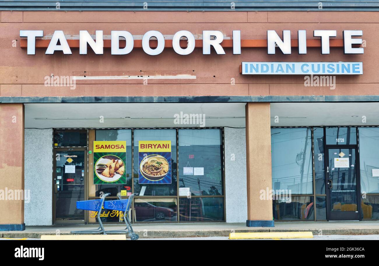 Houston, Texas USA 03-25-2020: Indisches Restaurant und Buffet Tandoori Nite in Houston, TX. Traditionelle indische Küche mit einem Lehmofen. Stockfoto