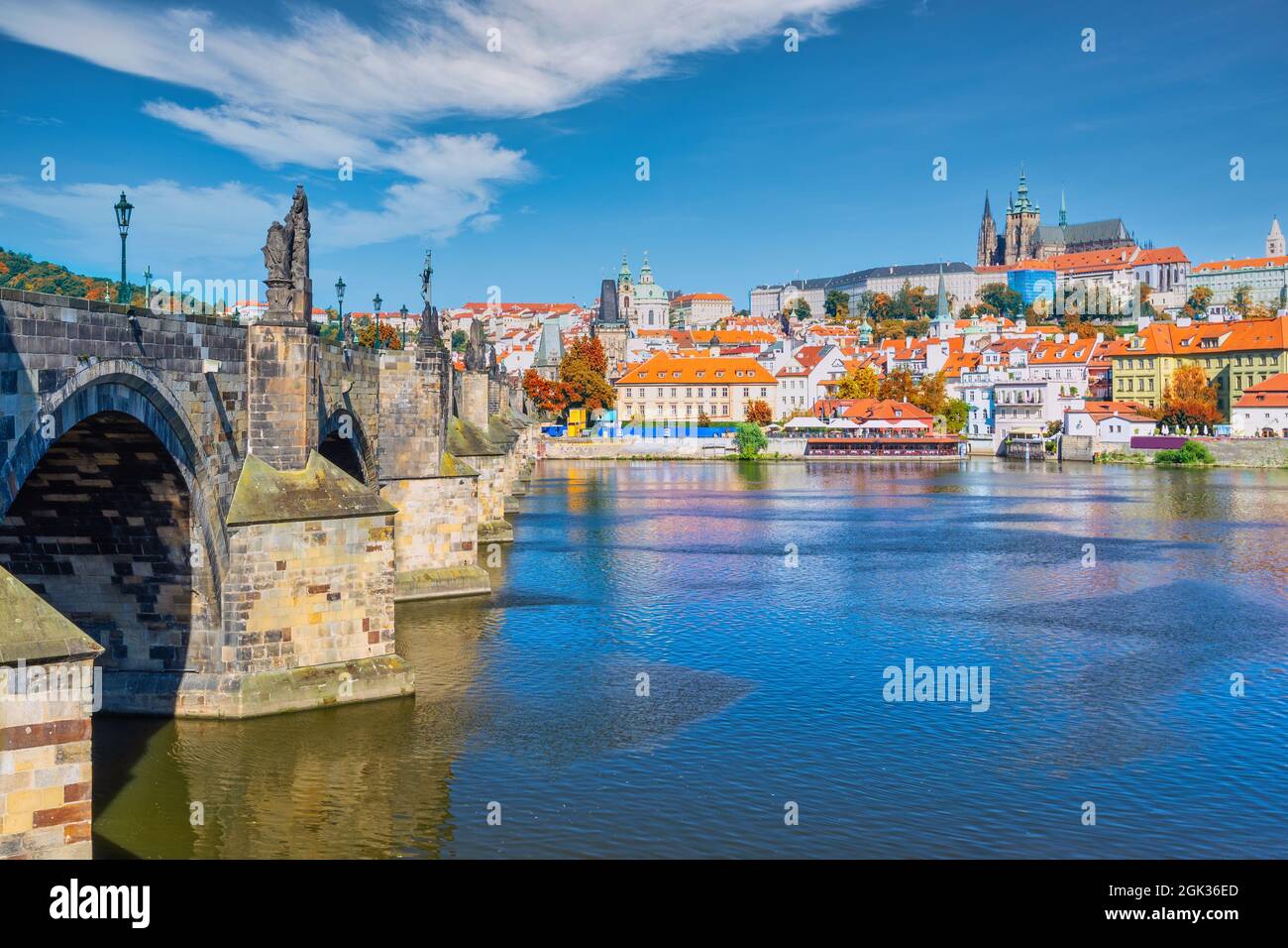 Prag Tschechische Republik, Skyline der Stadt an der Karlsbrücke und der Prager Burg, Tschechien mit Herbstlaub Stockfoto