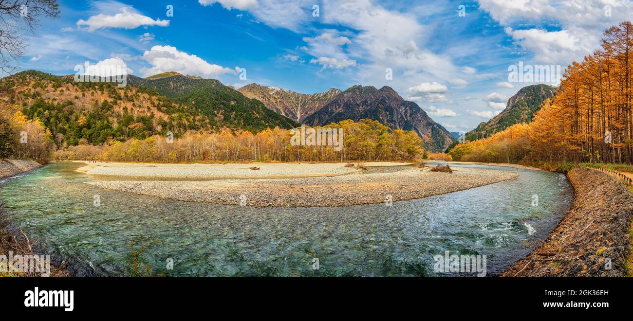 Naturlandschaft in Kamikochi Japan, Panorama Herbst Laub mit Teich und Berg Stockfoto