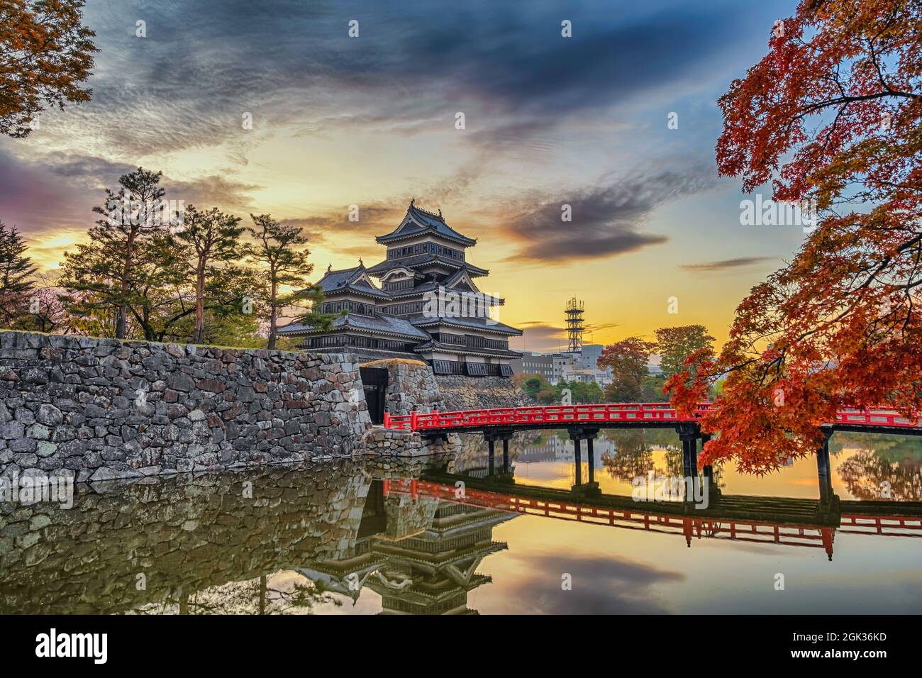 Mtsumoto Nagano Japan, Skyline der Stadt bei Sonnenaufgang im Schloss Mtsumoto mit Herbstlaub Stockfoto