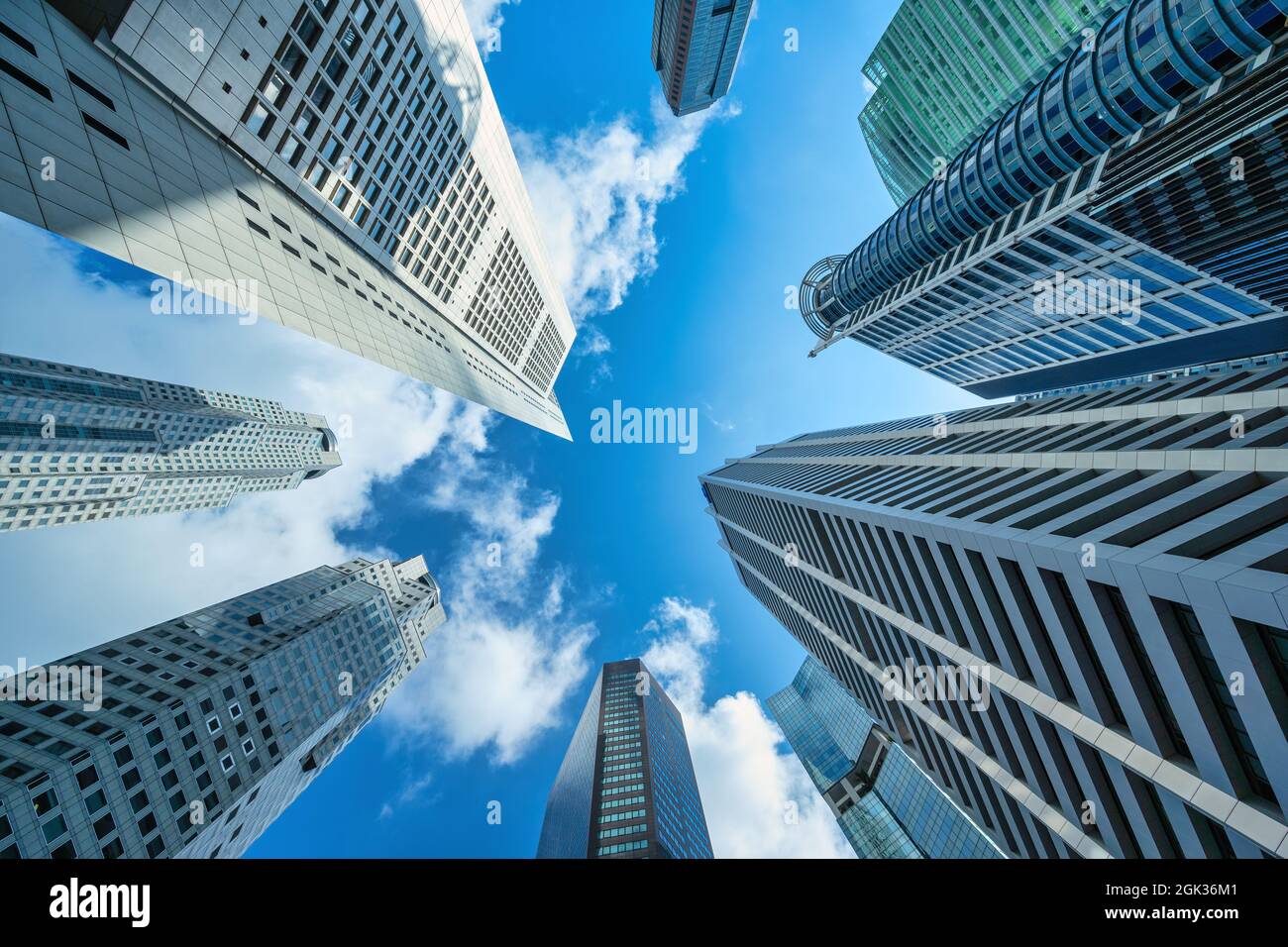Singapur, Skyline der Stadt mit Blick unter dem Geschäftsviertel des Wolkenkratzers Stockfoto