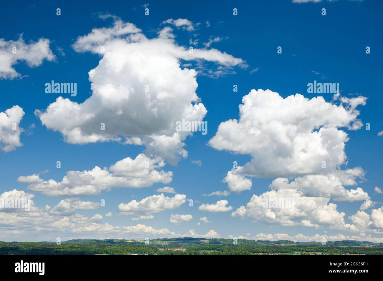 Schöne weiße Cumulus Wolken am blauen Himmel, Schweiz Stockfoto