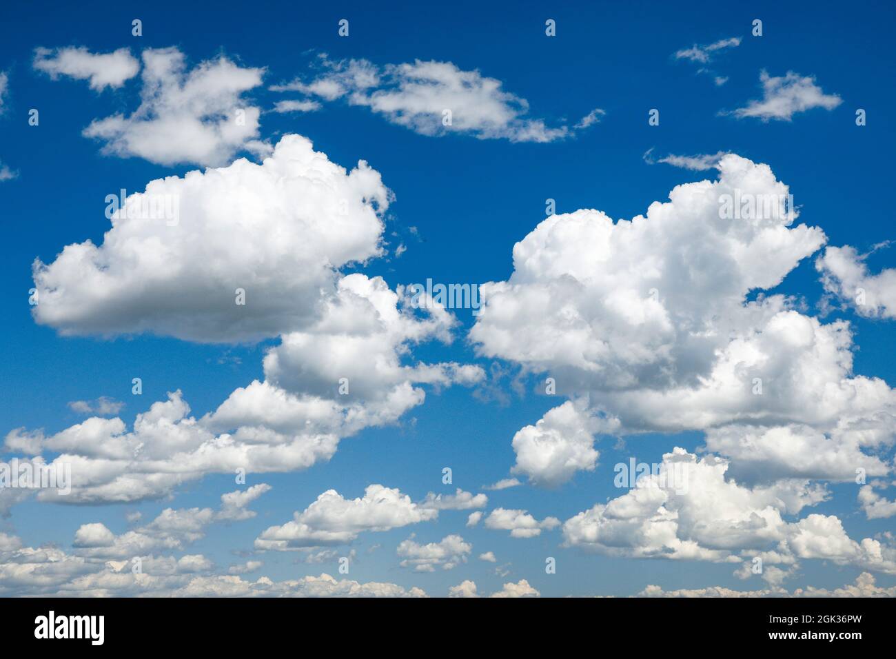 Schöne weiße Cumulus Wolken am blauen Himmel, Schweiz Stockfoto