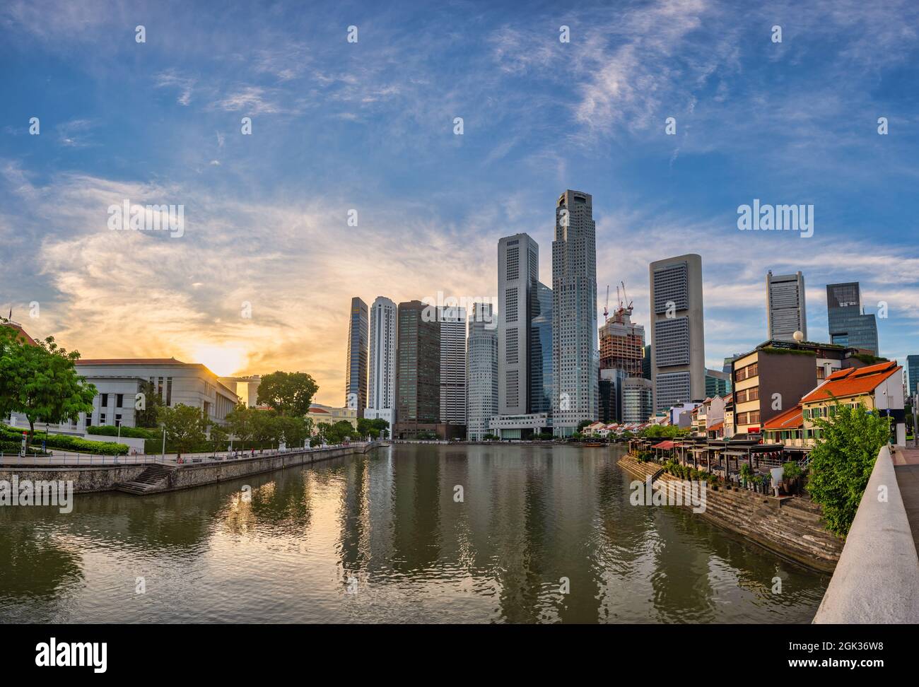 Die Skyline von Singapur bei Sonnenaufgang am Boat Quay und im Geschäftsviertel Clarke Quay am Wasser Stockfoto