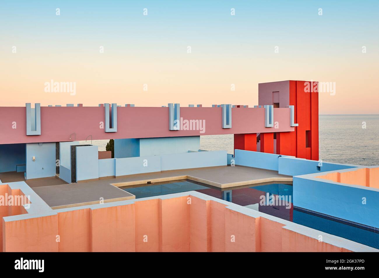 Geometrisch farbiger Gebäudeentwurf. Die rote Mauer, La manzanera. Calpe, Spanien Stockfoto