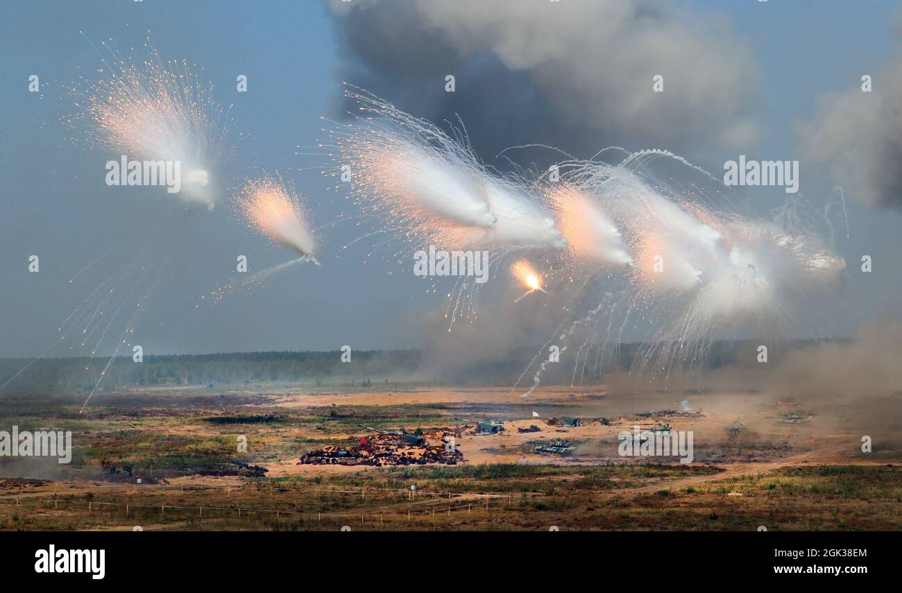 Minsk. September 2021. Das am 12. September 2021 aufgenommene Foto zeigt eine Szene der gemeinsamen strategischen Übung „Zapad-2021“ der russischen und weißrussischen Streitkräfte auf einem Übungsplatz in Belarus. Die russischen und weißrussischen Streitkräfte starteten am 9. September ihre gemeinsame strategische Übung „Zapad-2021“. Die Übungen fanden auf neun Trainingsplätzen in Russland, der Ostsee und auf fünf Trainingsplätzen in Weißrussland statt. Quelle: Henadz Zhinkov/Xinhua/Alamy Live News Stockfoto