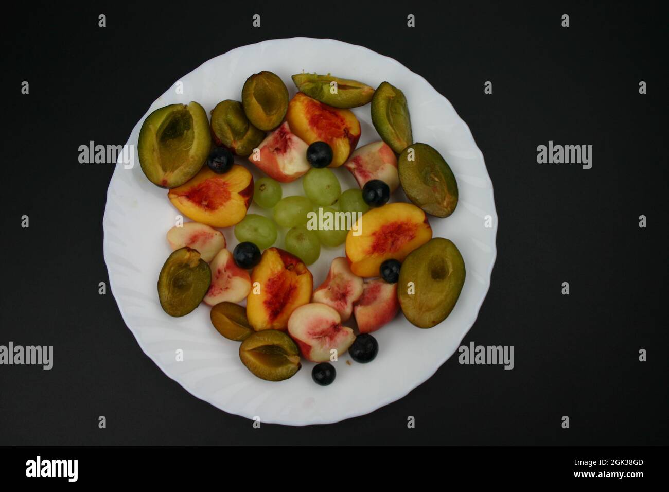 Nahaufnahmen weißer Teller mit Bio Obst Stockfoto
