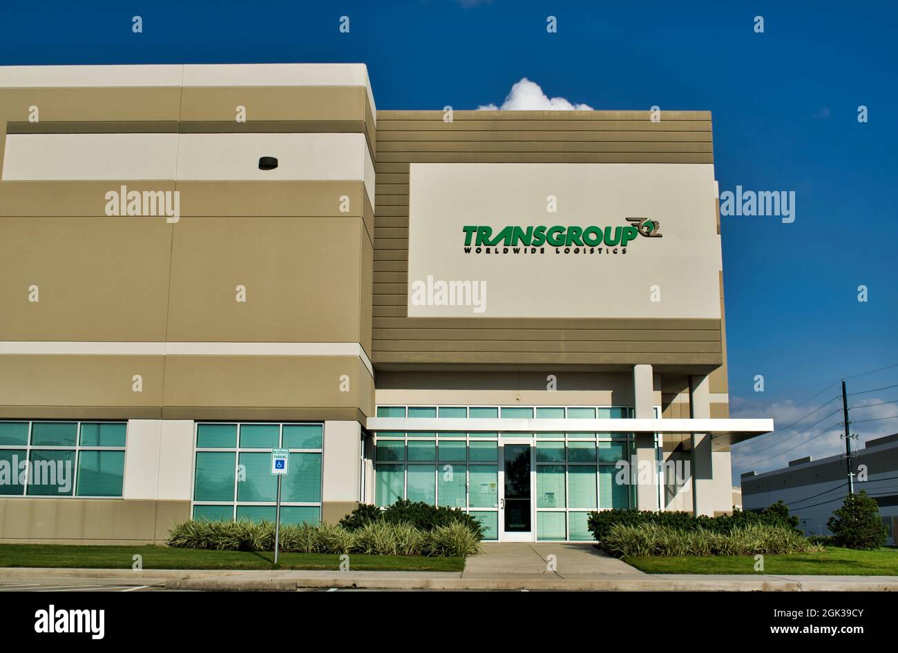 Houston, Texas USA 10-06-2019: Transgroup Global Logistics Bürogebäude in Houston, TX. Internationales Frachtunternehmen. Stockfoto