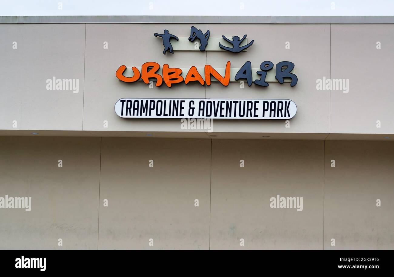 Humble, Texas USA 11-28-2019: Außenansicht des Urban Air Adventure Parks in Humble, TX. Stockfoto