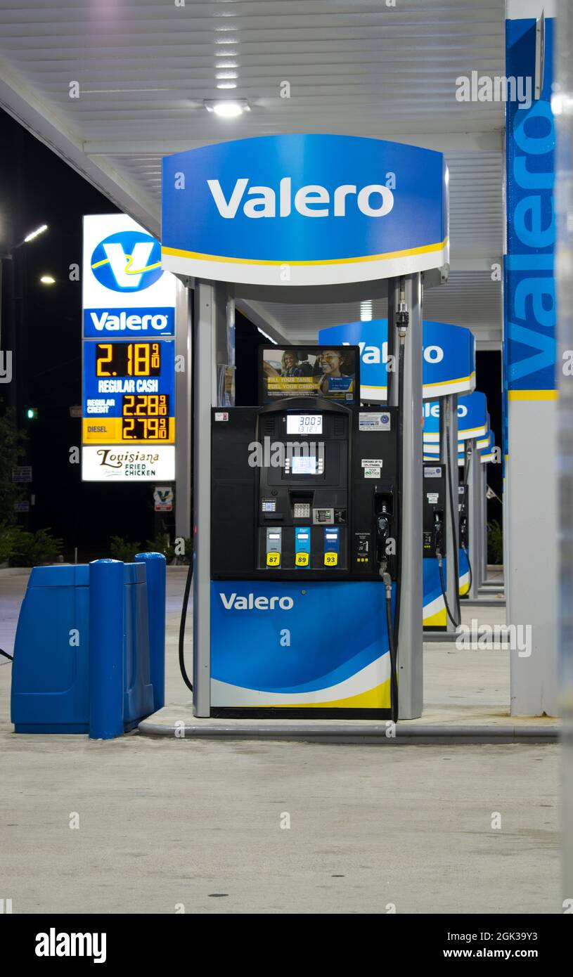 Humble, Texas USA 09-01-2019: Gaspumpen an einer Valero-Tankstelle in Humble, Texas, wie man sie nachts sieht, mit Gaspreisen im Hintergrund. Stockfoto