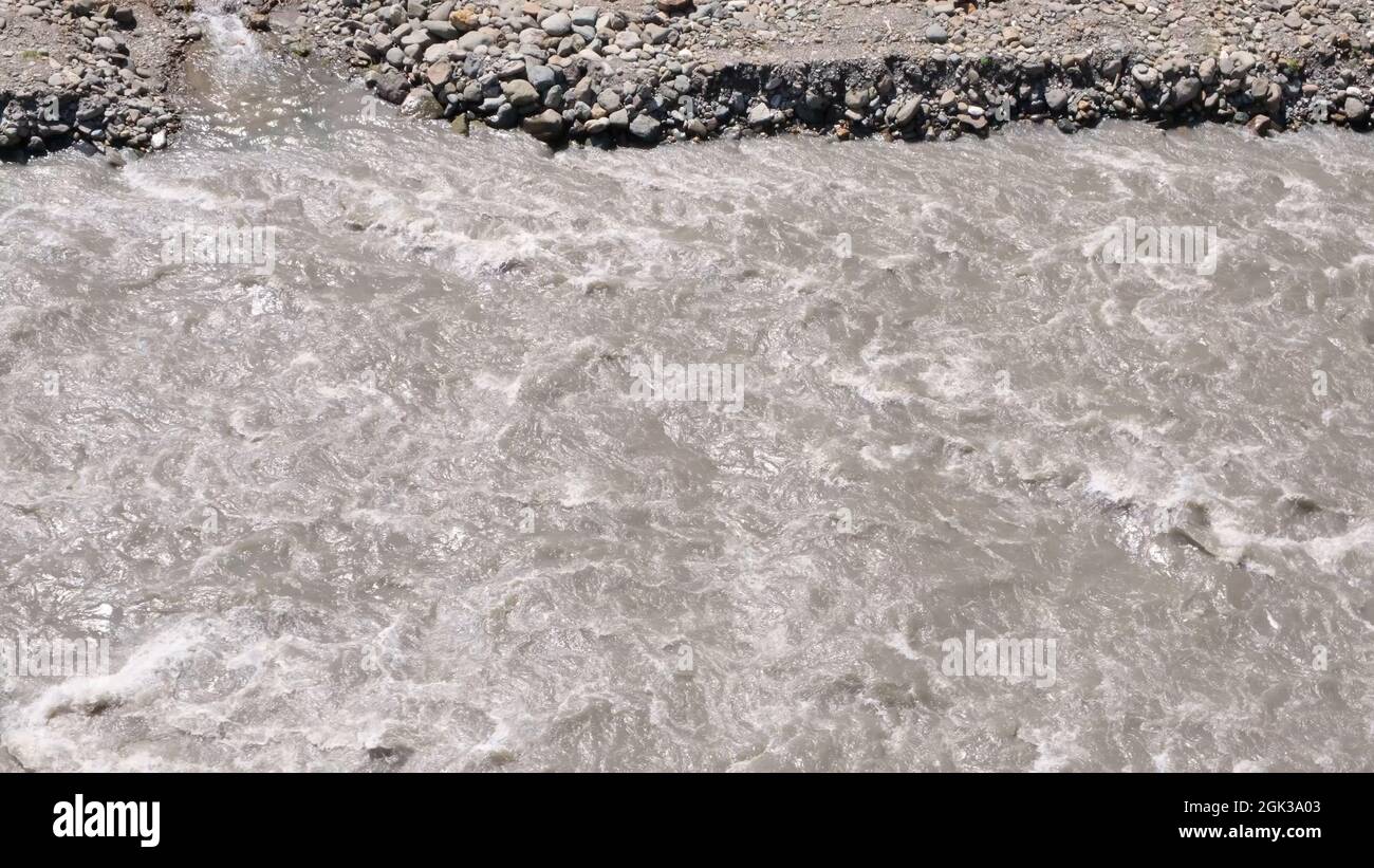 Natürlicher Gebirgsfluss in Sotschi, Russland, Nahaufnahme. Ein starker und kräftiger Wasserstrom ist der Silv eines Gebirgsflusses. Stockfoto