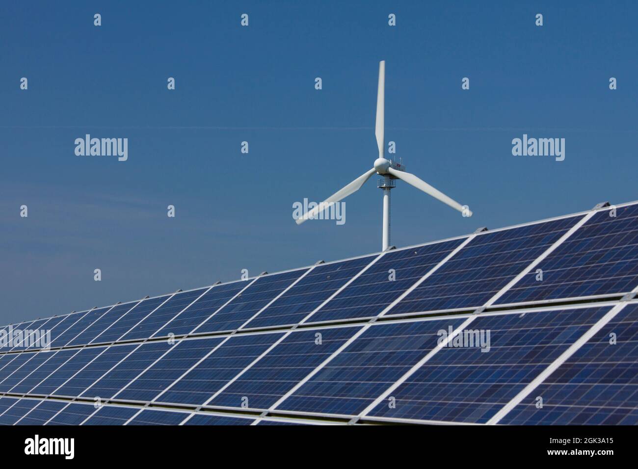 Hybridkraftwerk, Windkraft- und Photovoltaikanlage auf der Insel Pellworm, Nordfriesland, Schleswig-Holstein, Deutschland Stockfoto