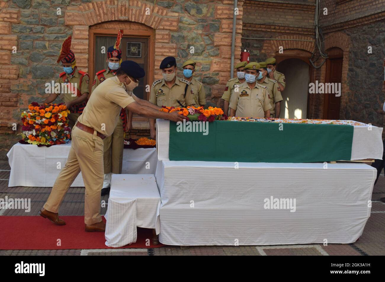 Srinagar. September 2021. Emotionale Szenen während der Kranzniederlegung des Polizisten, der von Militanten getötet wurde. Ein Polizeibeamter wurde bei einem militanten Angriff auf Khanyar getötet. Der als Arshid Ahmad identifizierte SI war ein Bewohner von Kulmuna Kupwara. Das Gebiet wurde abgesperrt und eine Jagd gestartet, um die Angreifer zu verhaften. Kredit: Majority World CIC/Alamy Live Nachrichten Stockfoto